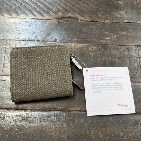 Thirty-One Clip N’ Zip Wallet - Picture 2 of 4